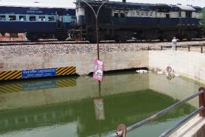 अंडर ब्रिज में जमा पानी ने बढ़ाई समस्याएं