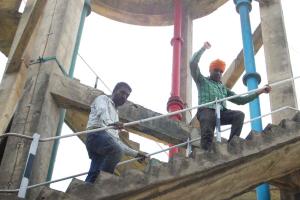 पेट्रोल की बोतल लेकर टंकी पर चढ़ा अध्यापक यूनियन का नेता
