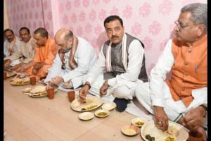 शाह-योगी ने BJP वर्कर के घर खाया खाना