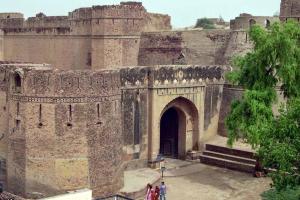 अपनी दुर्दशा पर आंसू बहा रहा प्राचीनतम भटनेर दुर्ग
