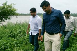 ब्यास नदी के किनारे बसे गांवों में जायजा लेने पहुंचे डीसी
