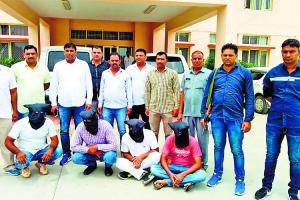 पुलिस की वर्दी पहन करते थे लूट, 4 काबू