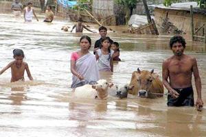 बाढ़: प्राकृतिक आपदा में आदमी
