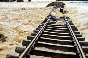 देश के 9 राज्यों में बाढ़ आैर भूस्खलन से तबाही, 99 की मौत