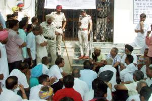 दुकानें बंद करके दिया बैंक के आगे धरना