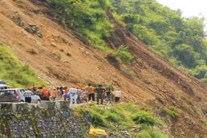 हिमाचल: मंडी में टूटा पहाड़ का टुकड़ा, दबे दर्जनों वाहन