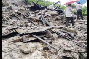 हिमाचल में भारी भूस्खलन, 2 बस खाई में गिरी, 30 की मौत की आशंका