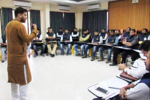 मुंबई में शुरू हुई नेतागिरी की पढ़ाई