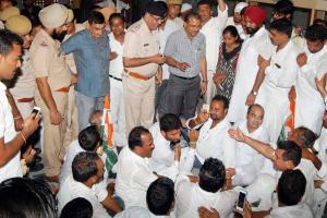पुलिस कर्मियों व कांग्रेस कार्यकर्ताओं में तकरार