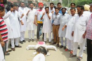 गुजरात में राहुल गांधी पर हमला करने का मामला गर्माया, फूंका केंद्र का पुतला