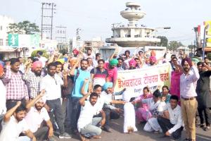 अध्यापकों ने फूंका शिक्षा मंत्री का पुतला