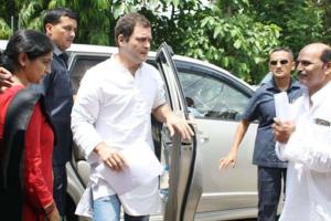 लखनऊ पहुंचे राहुल गांधी, किसानों के मुद्दे पर अफसरों से मिले