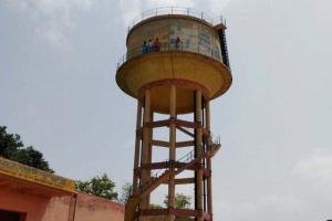 गिरफ्तार करने की मांग, टंकी पर चढ़े ग्रामीण