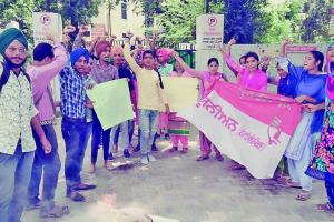 विद्यार्थियों ने फूंका सरकार का पुतला