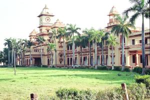 छात्राओं के कंधे पर सियासी बंदूक न रखें