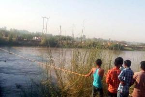 आईजीएनपी नहर में गिरी कार, परिजनों की तलाश जारी