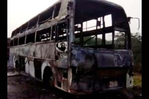चलती बस में लगी आग, एक महिला और बच्ची जिंदा जले