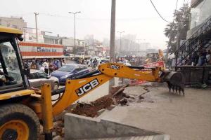 प्रशासन ने ग्रीन बैल्ट से हटाया अतिक्रमण