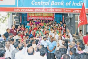 बैंकों के 10 लाख कर्मचारी हड़ताल पर