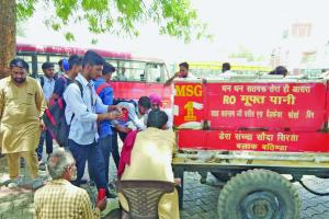 यात्रियों की प्यास बुझा रही डेरा सच्चा सौदा की पानी वाली मोबाईल टंकी