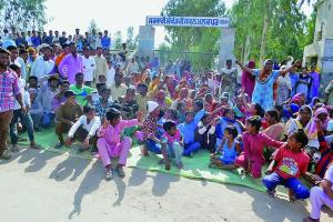परिजनों व गांववासियों ने स्कूल को जड़ा ताला