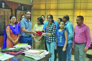 Deputy Commissioner ने एलीजा बांसल को किया सम्मानित