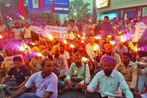 ठेका कर्मचारियों ने स्वास्थ्य मंत्री के शहर में निकाला मशाल मार्च