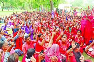 सीएम सिटी में आंगनबाड़ी, आशा व बिजली कर्मियों का प्रदर्शन