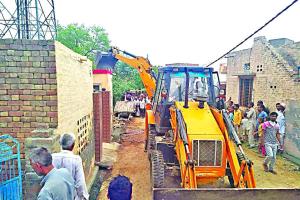106 अवैध मकानों तोड़ने पहुंची जेसीबी