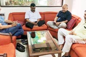 38 घंटे से LG दफ्तर में धरने पर केजरीवाल, मनीष सिसोदिया भी अनशन