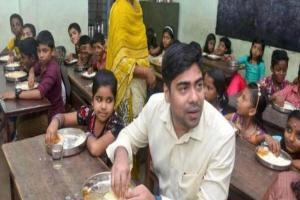 मिड डे मील की क्वालिटी जांचने सरप्राइज विजिट पर स्कूल पहुंचे कलेक्टर