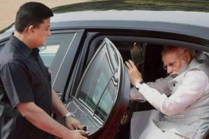 एम्स में अटल जी से मिलने पहुंचे मोदी