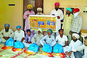 डेरा श्रद्धालुओं ने 22 जरूरतमंद परिवारों को बांटा राशन