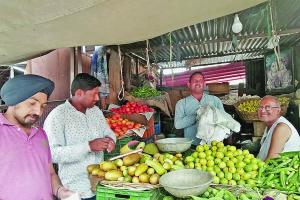 प्लास्टिक लिफाफों में सामान बेचने वालों के काटे चालान
