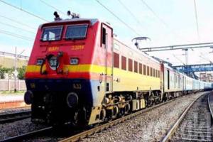 कश्मीर में रेल सेवाएं फिर से स्थगित