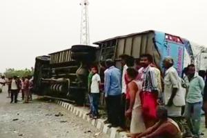 UP: मैनपुरी में टूरिस्ट बस पलटने से 17 की मौत, 30 घायल
