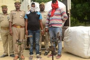 अवैध शराब फैक्ट्री का भंडाफोड़, दो गिरफ्तार