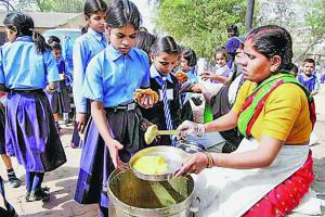 मिड डे मिल वर्करों को मिलेगा बढ़ा हुआ 3500 रुपए मेहनताना