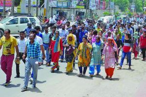 होम्योपैथिक मेडीकल कॉलेज के छात्रों ने निकाला रोष मार्च