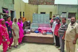 साध संगत ने जरूरतमंद परिवार लड़की की शादी में सामान देकर की मदद