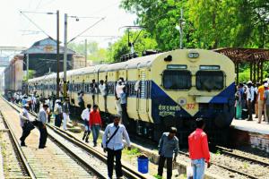 …और पलटने से बच गई  इटावा पैसेंजर ट्रेन