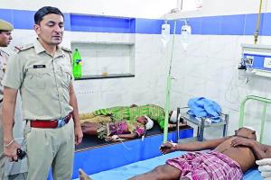 दो मंजिला भवन ढ़हा, मलबे में दबे 15 मजदूर