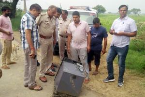 उखाड़ ले गए 13 लाख भरी एटीएम मशीन, खेतों में मिला कुछ हिस्सा