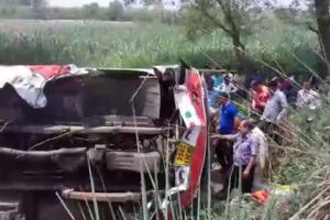 सड़क किनारे पलटी बस, तीन की मौत