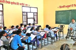 स्कूल की बेहतरी के लिए दिन-रात दौड़ रहा दिव्यांग अध्यापक