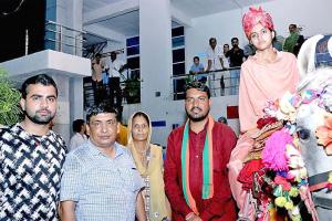 सबनम को घोड़ी व बगी पर बैठाकर निकाली बन्दौरी