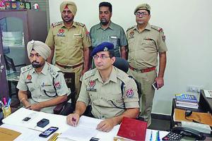 युवक ने जुराबों में छुपाई थी सोने की दो र्इंटें-लुधियाना