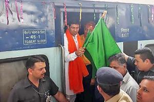 सांसद निहालचंद ने नांदेड़ के लिये रेल को हरी झण्डी दिखाकर किया रवाना