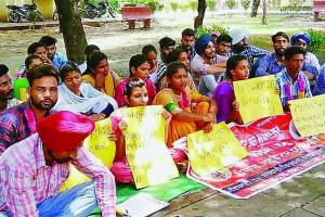 मांगों को लेकर भूख हड़ताल पर बैठे विद्यार्थी