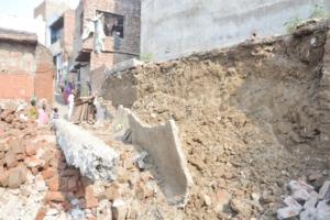 उत्तर प्रदेश : दीवार ढ़हने से 30 लोग मलबे में दबे, आठ गम्भीर